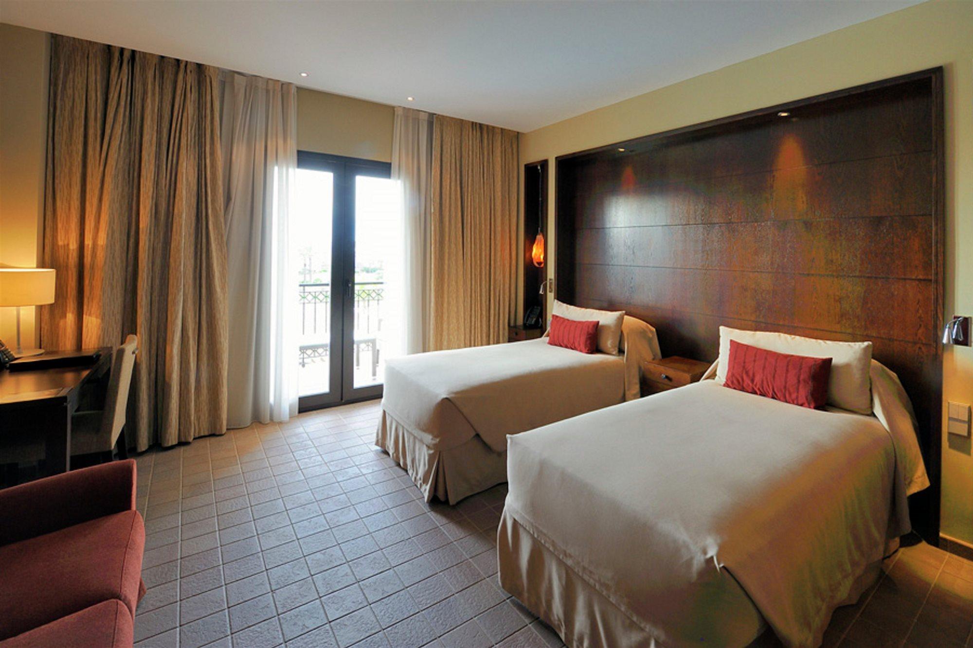 Doubletree By Hilton La Torre Golf Resort Roldan Bagian luar foto Deluxe room