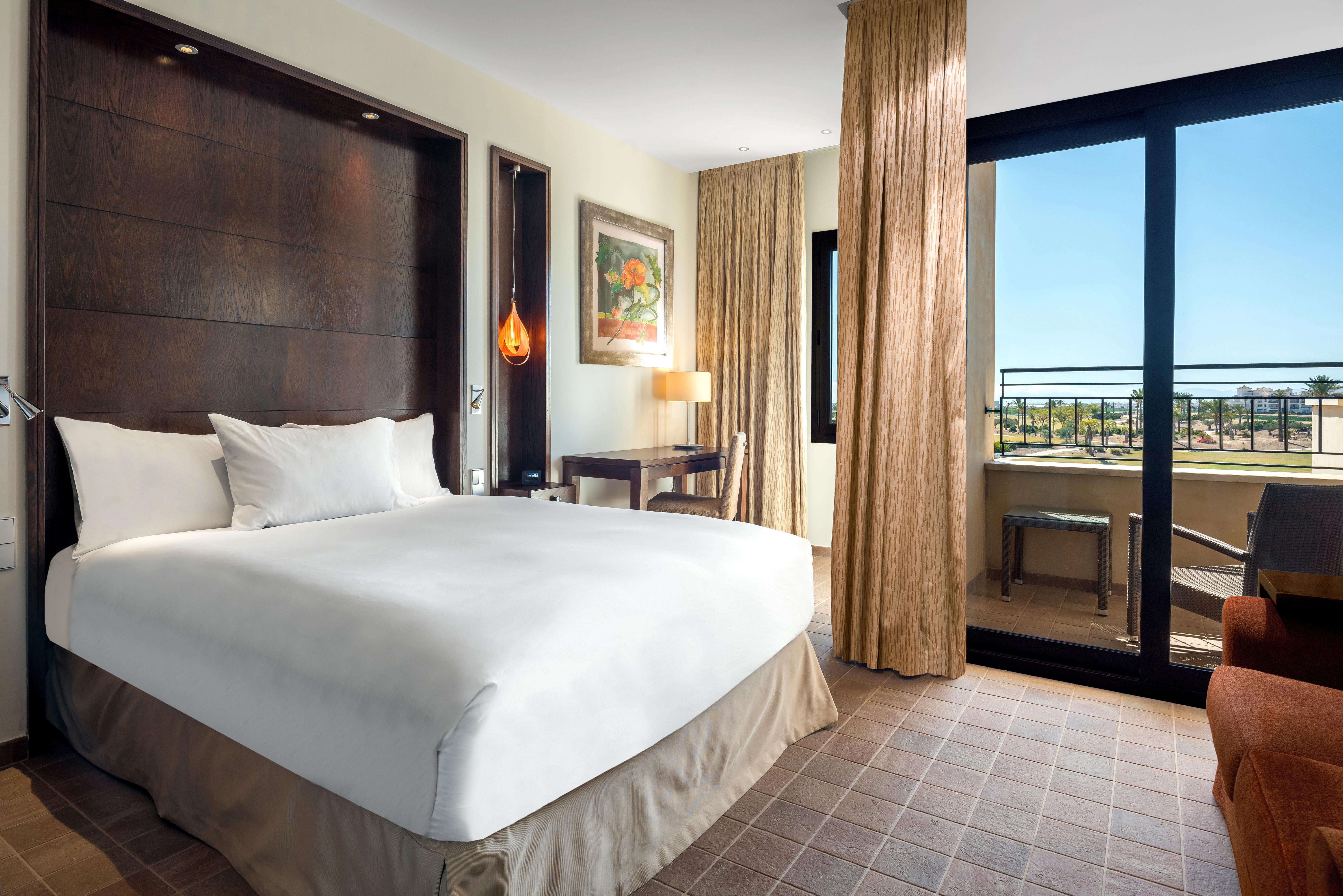 Doubletree By Hilton La Torre Golf Resort Roldan Bagian luar foto A bedroom at the Hilton San Diego Bayfront