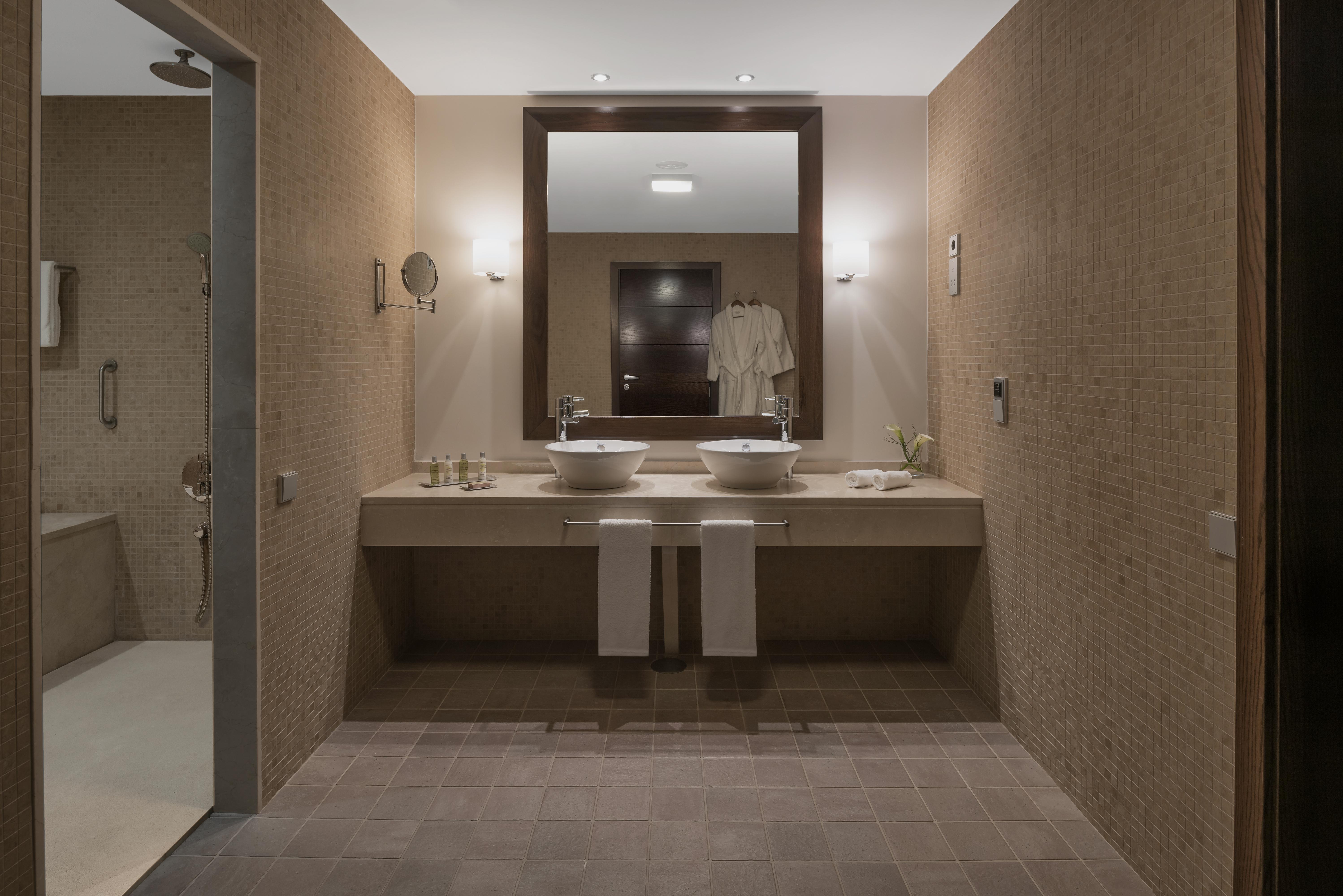 Doubletree By Hilton La Torre Golf Resort Roldan Bagian luar foto Bathroom