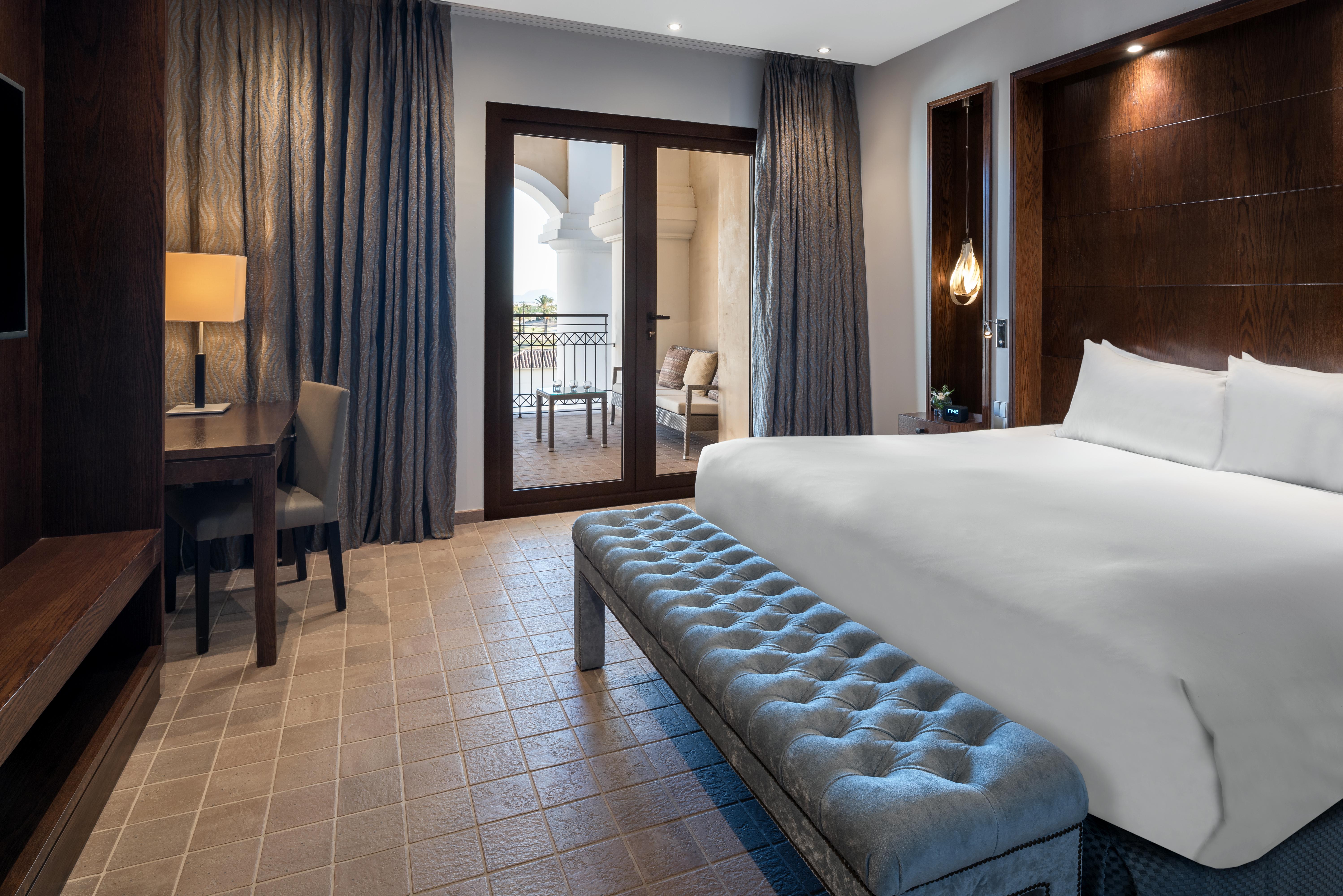 Doubletree By Hilton La Torre Golf Resort Roldan Bagian luar foto A guest room at the Four Seasons Hotel
