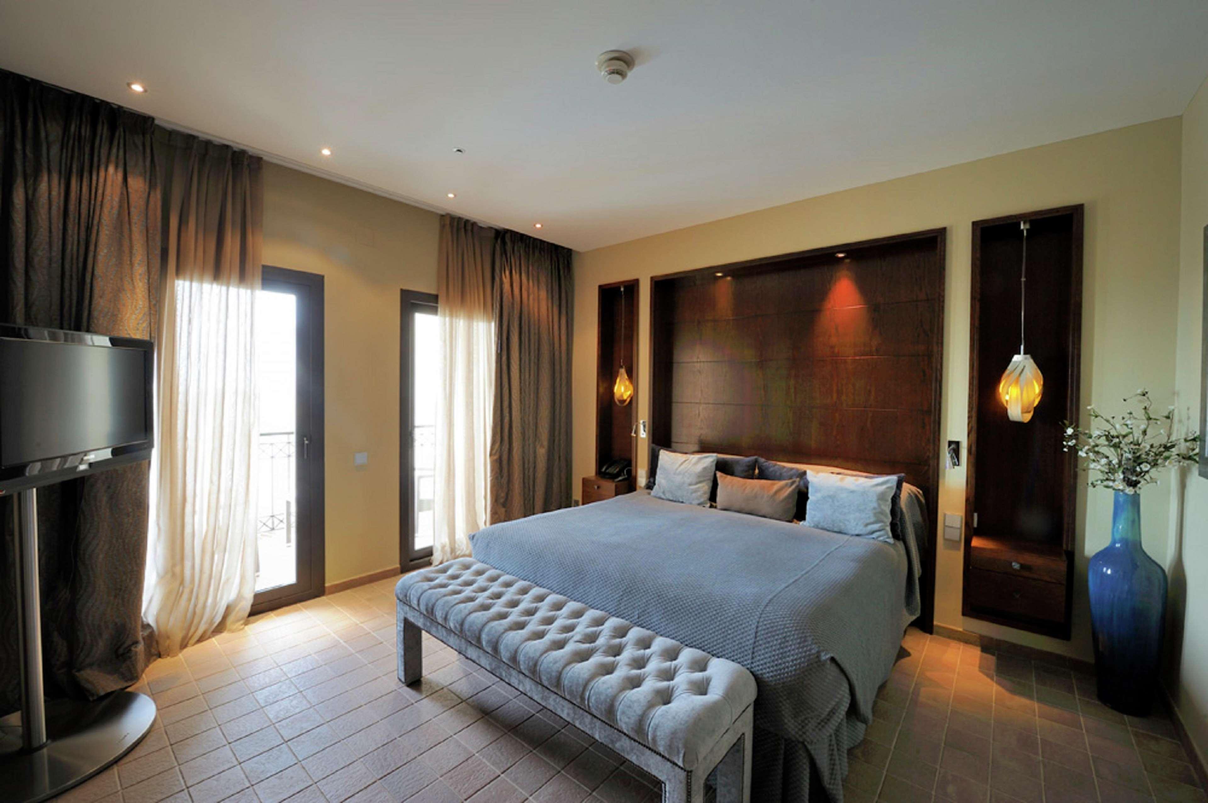 Doubletree By Hilton La Torre Golf Resort Roldan Bagian luar foto A bedroom at the hotel