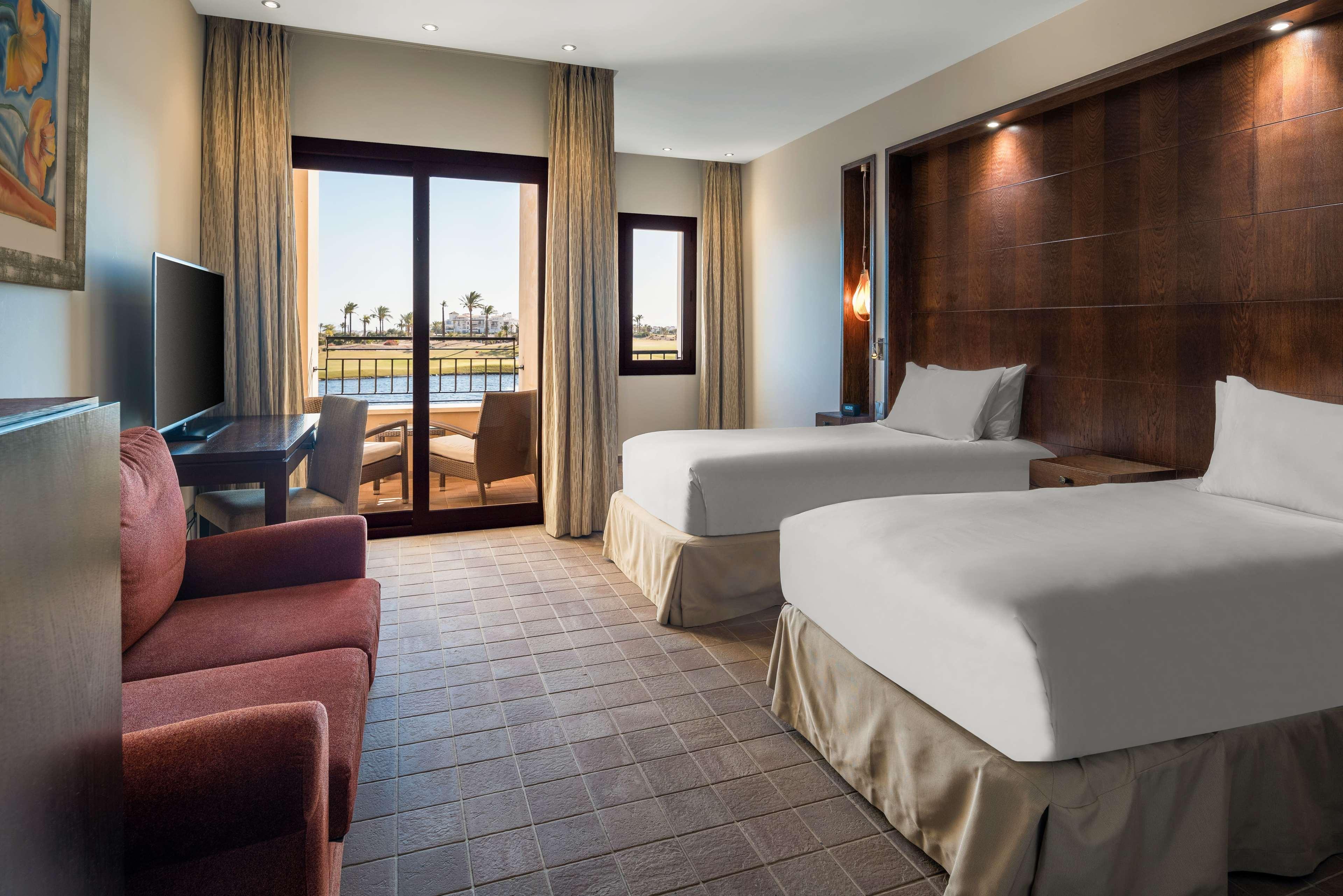 Doubletree By Hilton La Torre Golf Resort Roldan Bagian luar foto A guest room at the Hilton San Diego Bayfront
