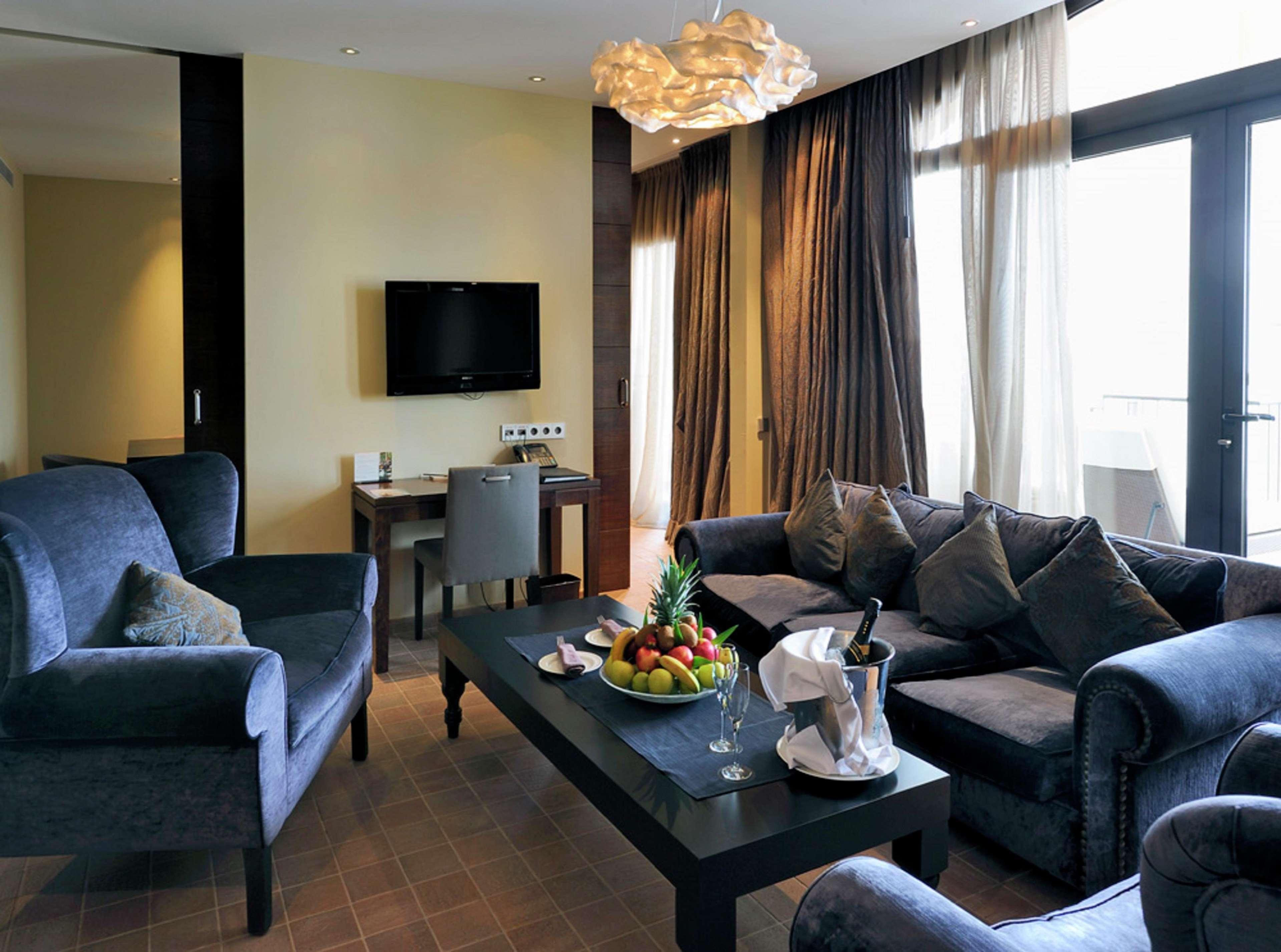 Doubletree By Hilton La Torre Golf Resort Roldan Bagian luar foto Suite