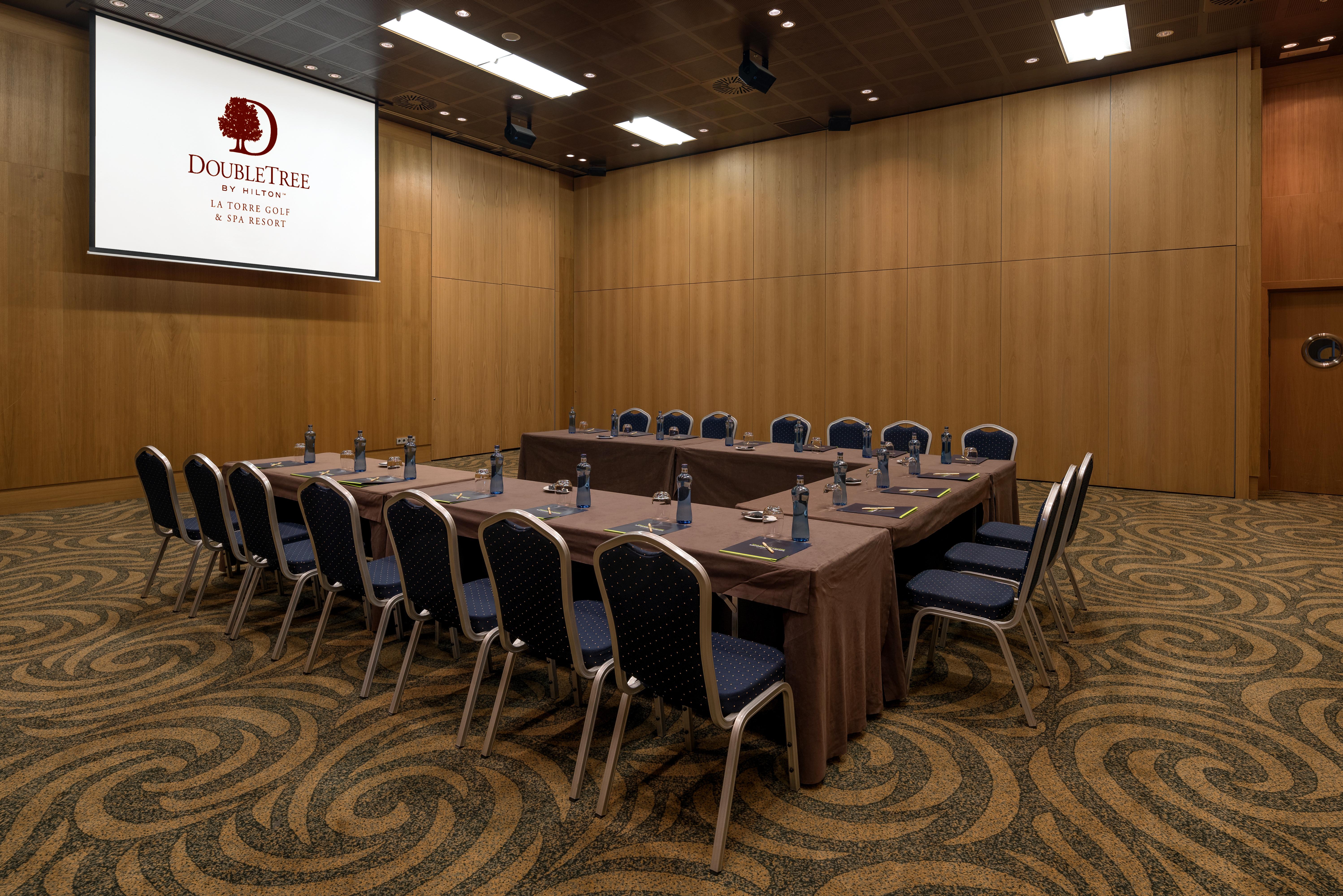 Doubletree By Hilton La Torre Golf Resort Roldan Bagian luar foto A meeting room at a hotel