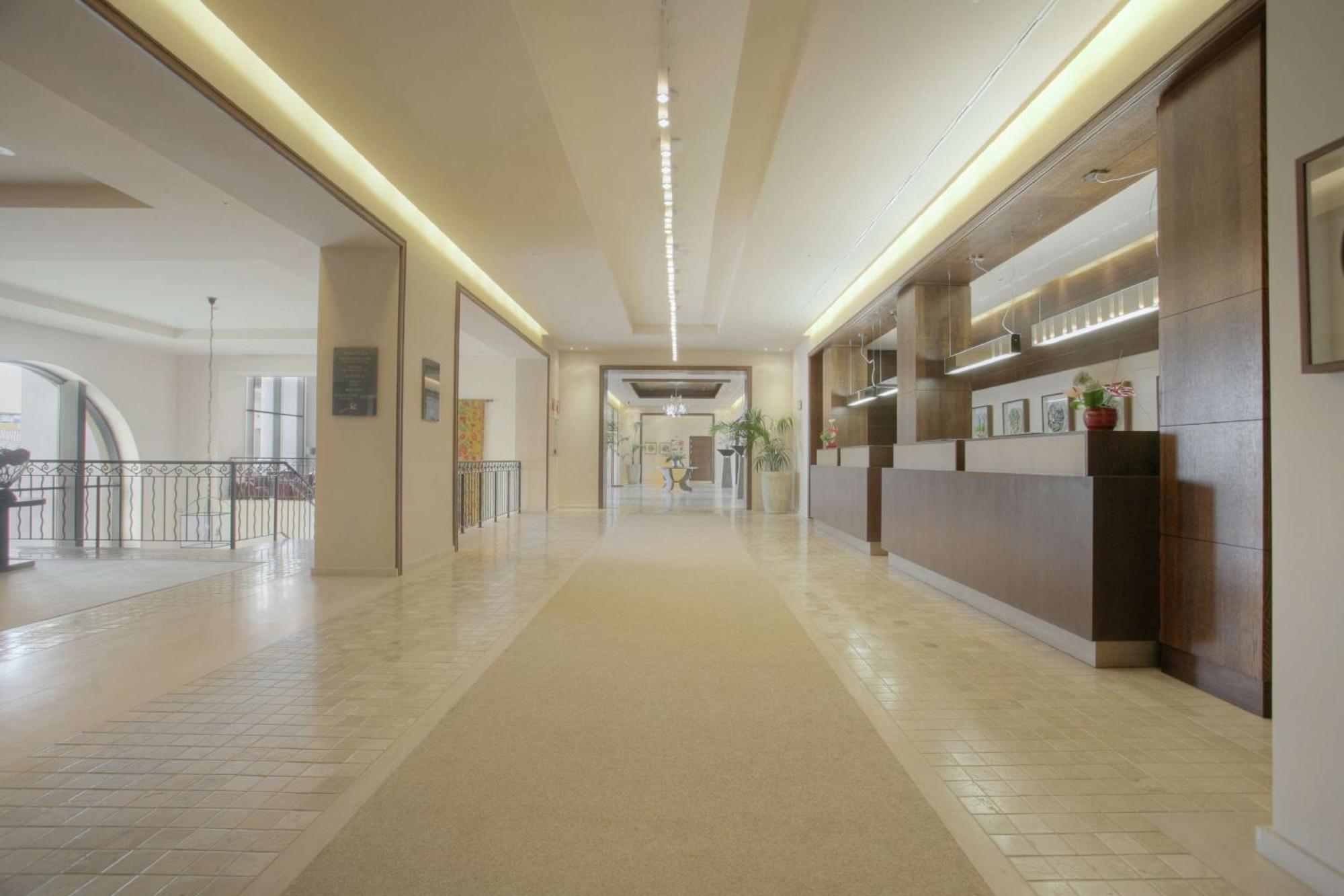 Doubletree By Hilton La Torre Golf Resort Roldan Bagian luar foto Interior of the hotel