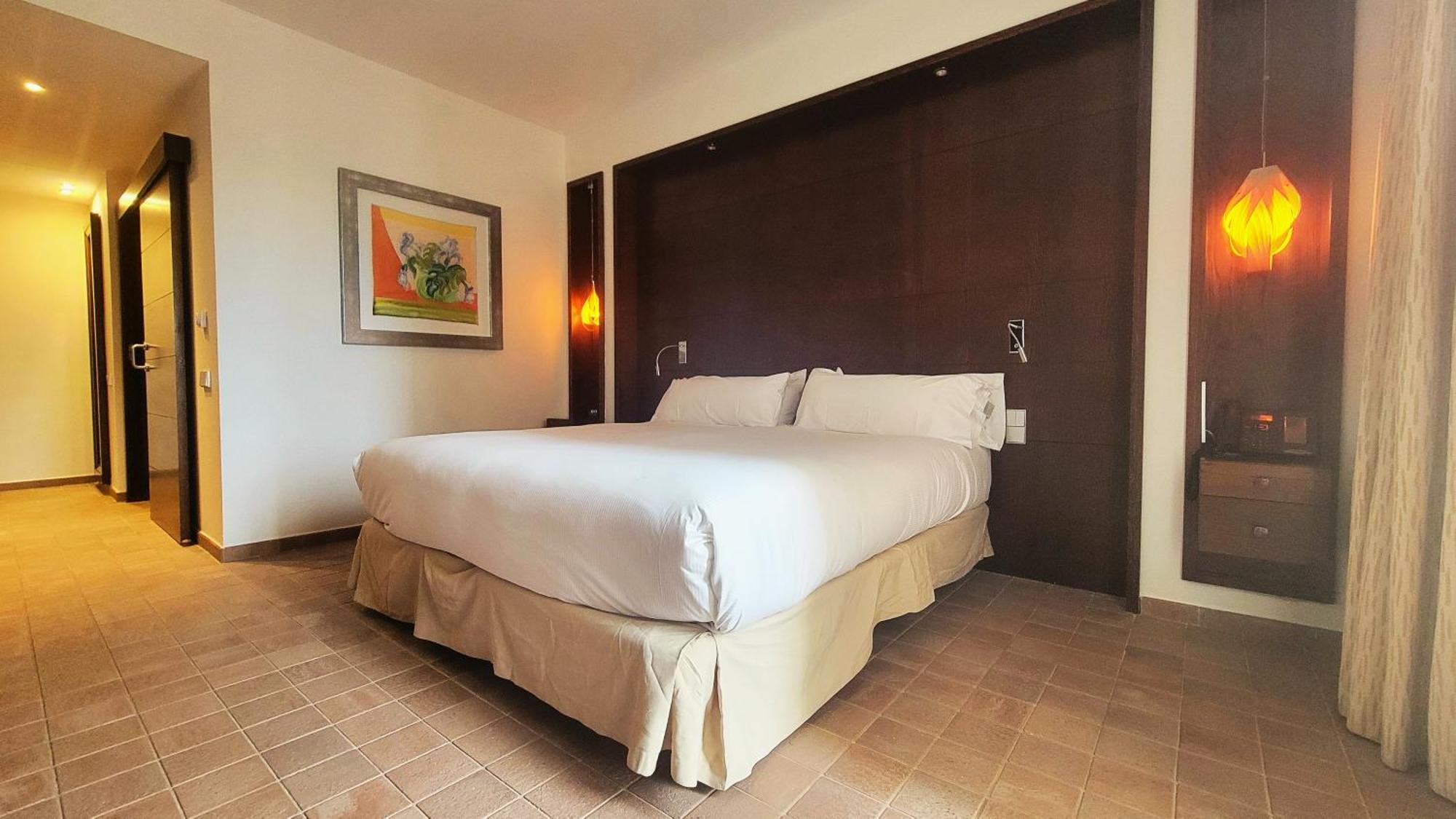 Doubletree By Hilton La Torre Golf Resort Roldan Bagian luar foto A bedroom at the hotel