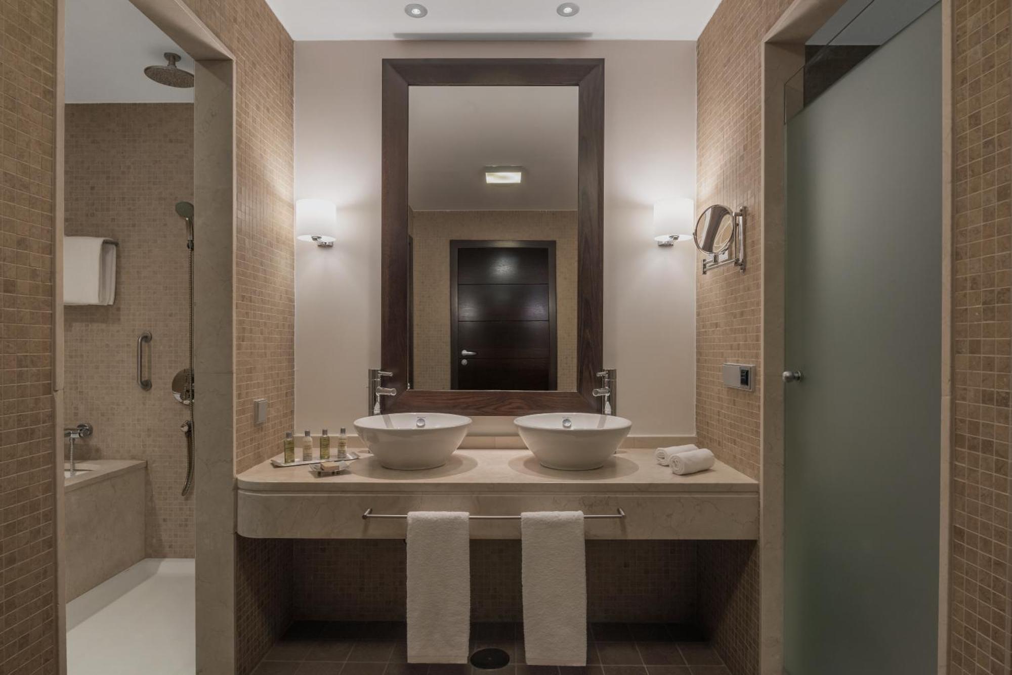 Doubletree By Hilton La Torre Golf Resort Roldan Bagian luar foto Bathroom