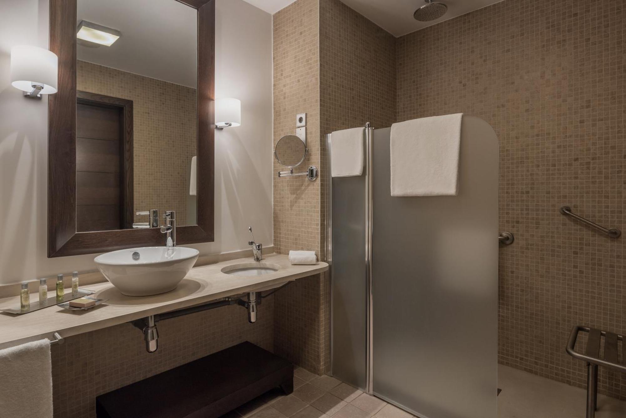 Doubletree By Hilton La Torre Golf Resort Roldan Bagian luar foto Bathroom