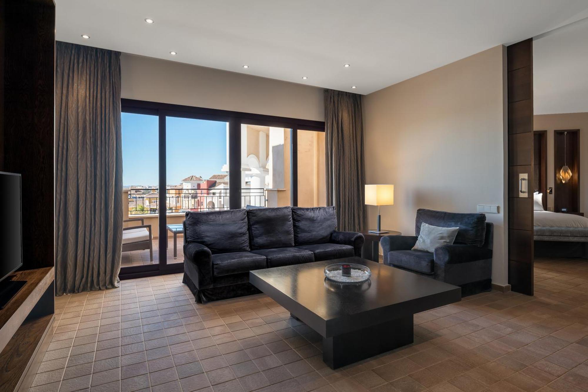 Doubletree By Hilton La Torre Golf Resort Roldan Bagian luar foto Suite