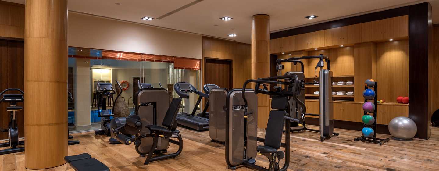 Doubletree By Hilton La Torre Golf Resort Roldan Bagian luar foto The gym at the hotel