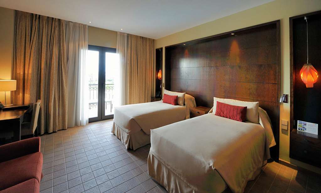 Doubletree By Hilton La Torre Golf Resort Roldan Ruang foto A typical room at the hotel