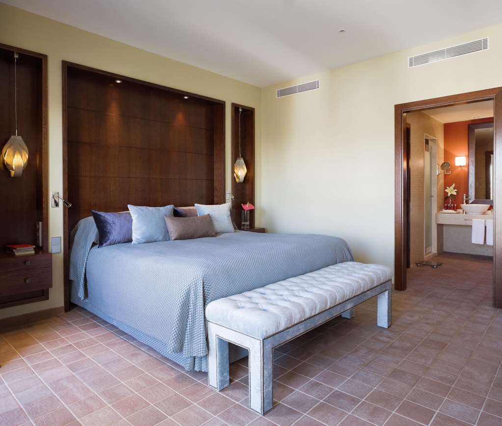 Doubletree By Hilton La Torre Golf Resort Roldan Ruang foto A bedroom at the hotel